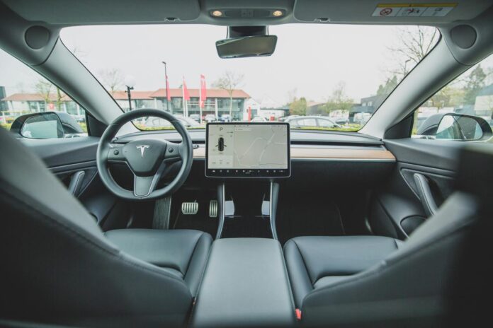 menyalakan navigator GPS mobil di mobil Tesla