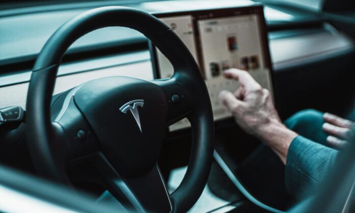 setir Tesla hitam
