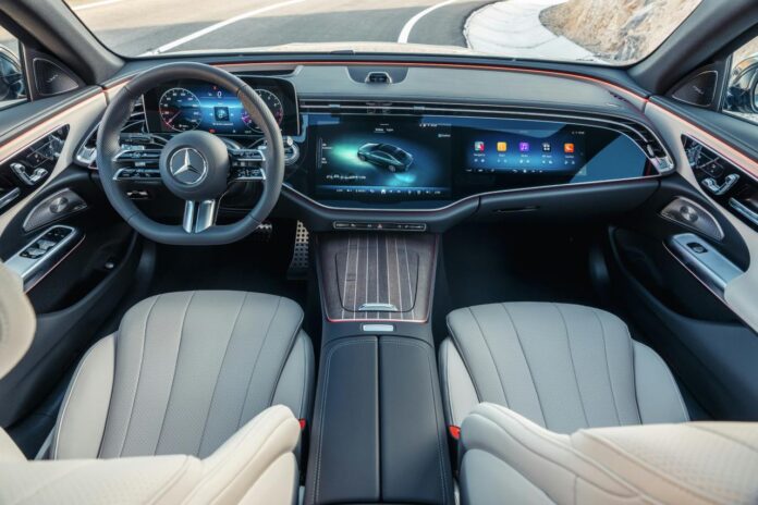 Interior mobil modern dengan layar digital besar.