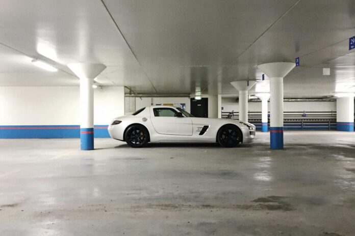 Coupe putih diparkir