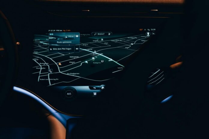 dasbor mobil dengan peta di atasnya