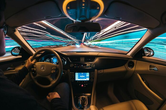 Fotografi selang waktu pria mengendarai mobil