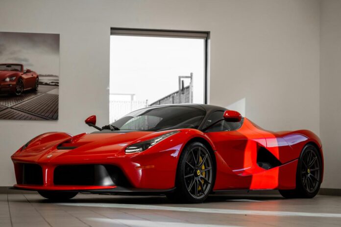 Ferrari 458 Italia Merah Diparkir di Depan Dinding Putih